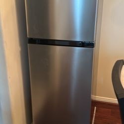 Insignia 10.1 Cu. ft.  Fridge and top Freezer