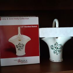 Ivory& gold ceramic Holly Collection In pristine Condition 