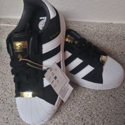 ADIDAS Originals Superstar W Bold Cloud Negro Blanco y Dorado Metalico medidas 6 1 2 para hombre for Sale in Las Vegas NV OfferUp