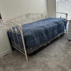 Twin Size Daybed with Trundle