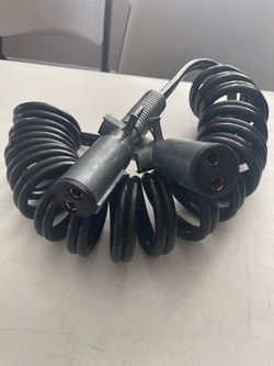 DURABLE 2-POLE AUXILIARY POWER CABLE  HAS 4 GAUGE WIRE. 100 DCA MAX COULED DESIGN FOR EASY STORAGE AND FLEXIBILITY   GREAT FOR TRUCK OR TRAILER HOOKUP