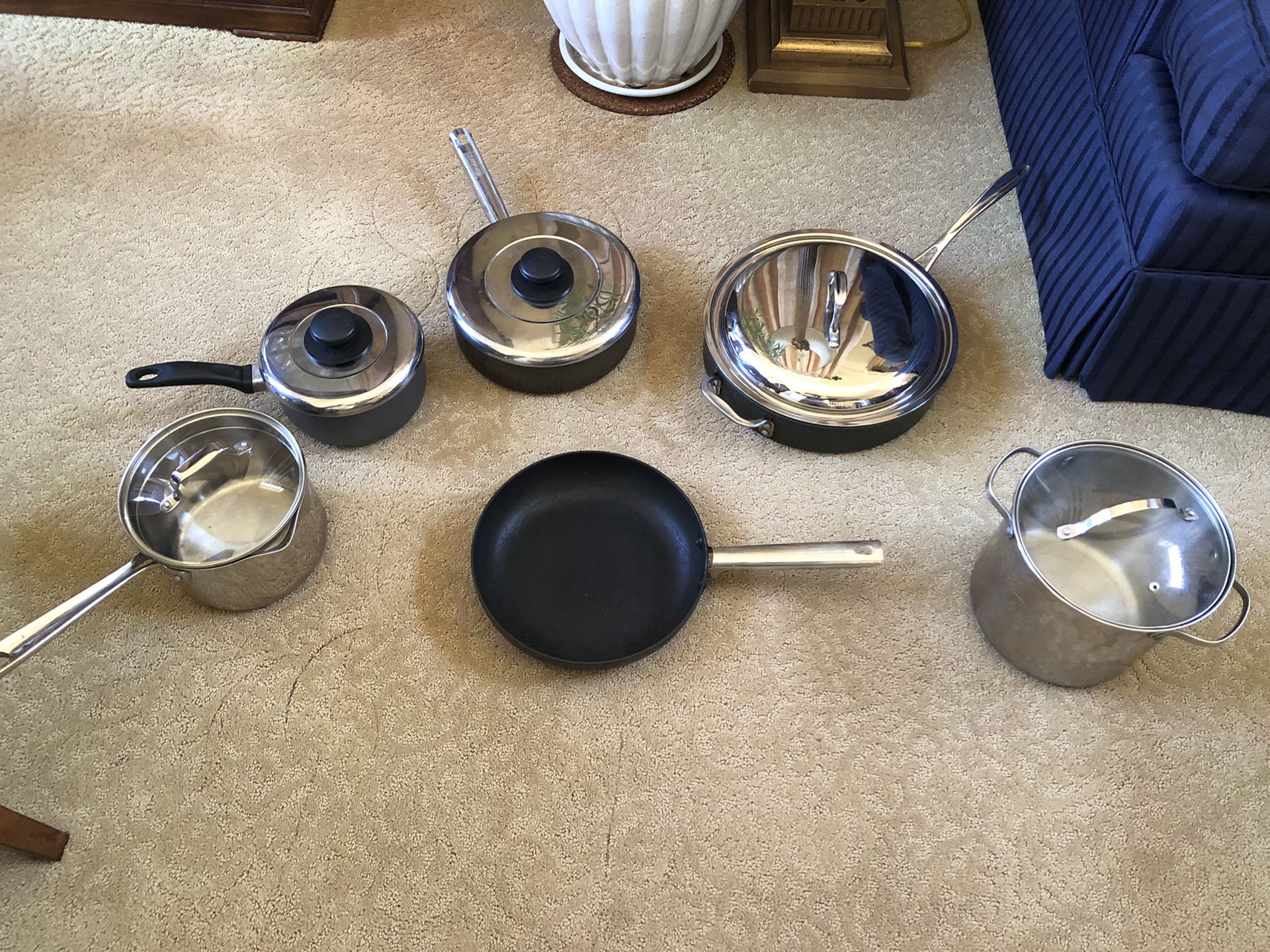 Kitchen pot and pan set