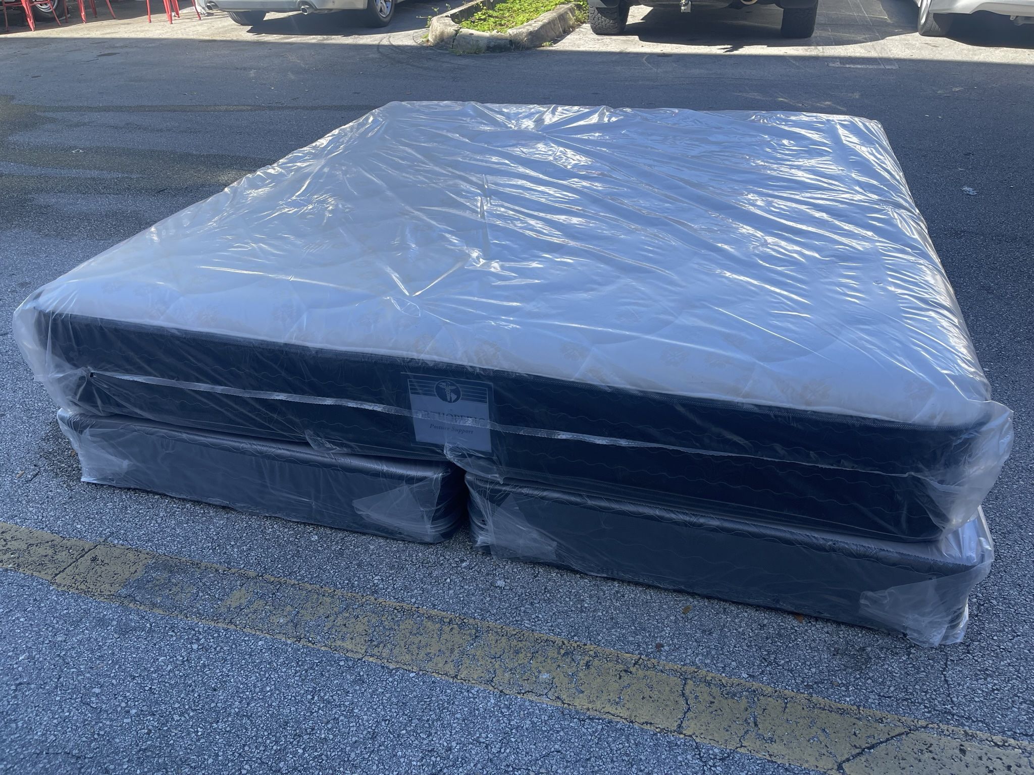 NEW MATTRESS KING SIZE PLUSH WITH BOX SPRING