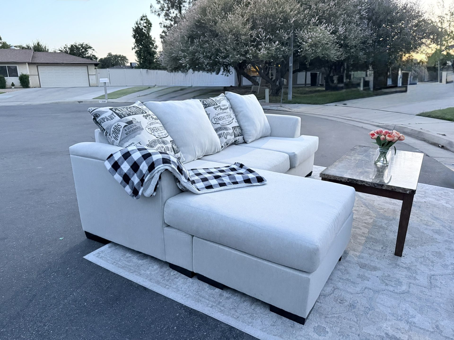β¨ Beautiful Modern Sectional Couch β Comfortable! β¨