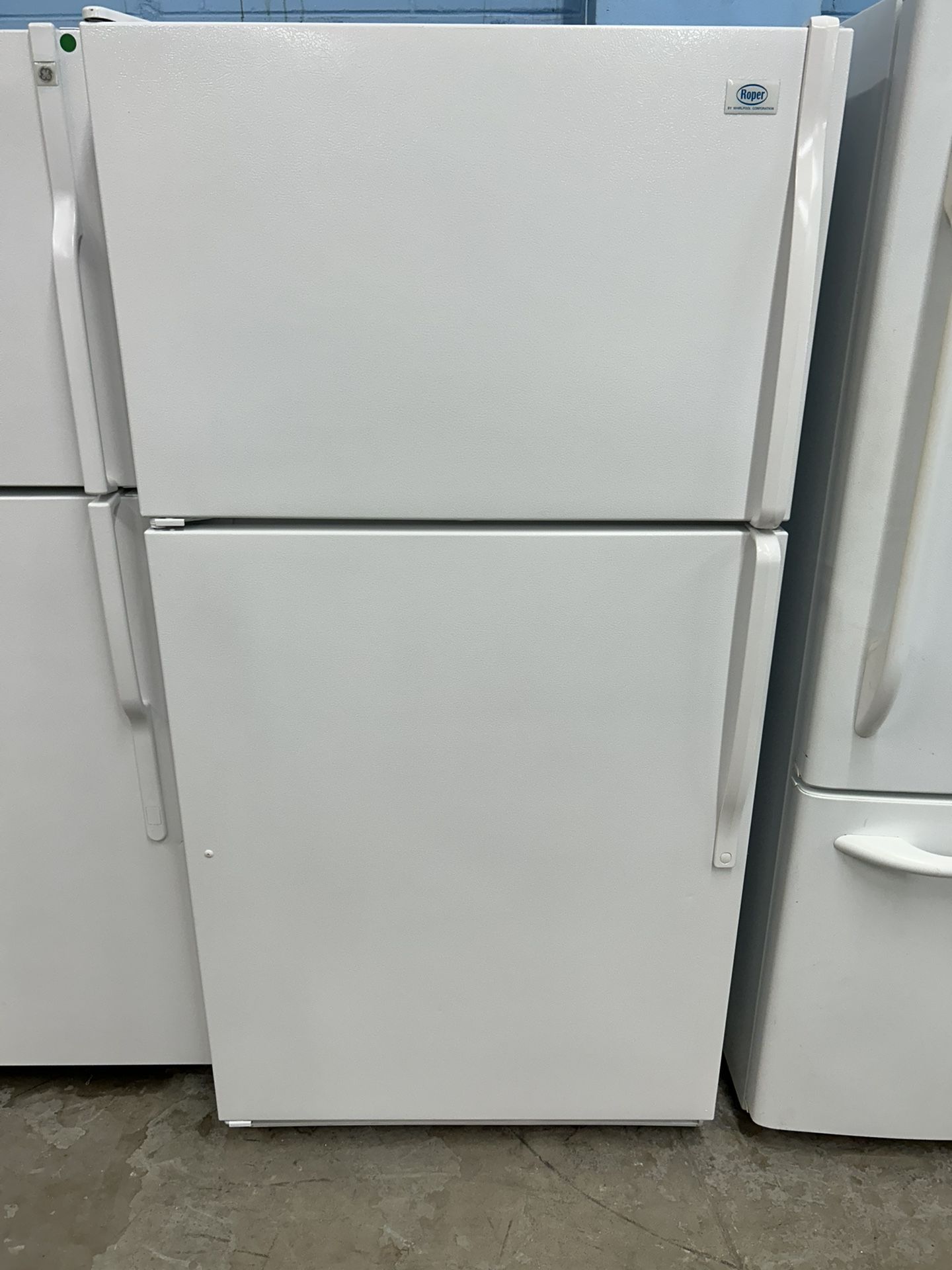 22 Cubic Foot Top Freezer Refrigerator With Ice Maker