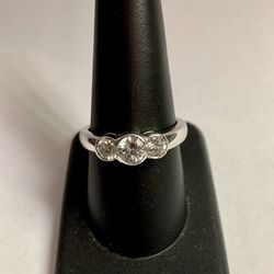14 KWG ring. Approx. 1.00 ct. total weight.