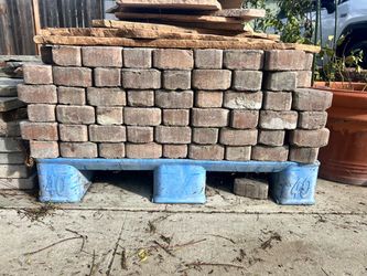 Pallet of brick pavers (3)