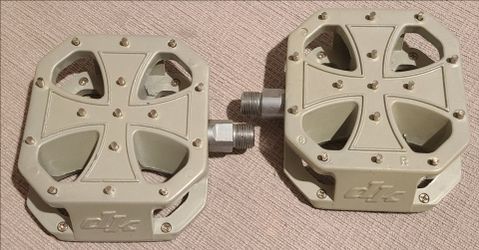 NOS Dk Magnesium Iron Cross Pedals