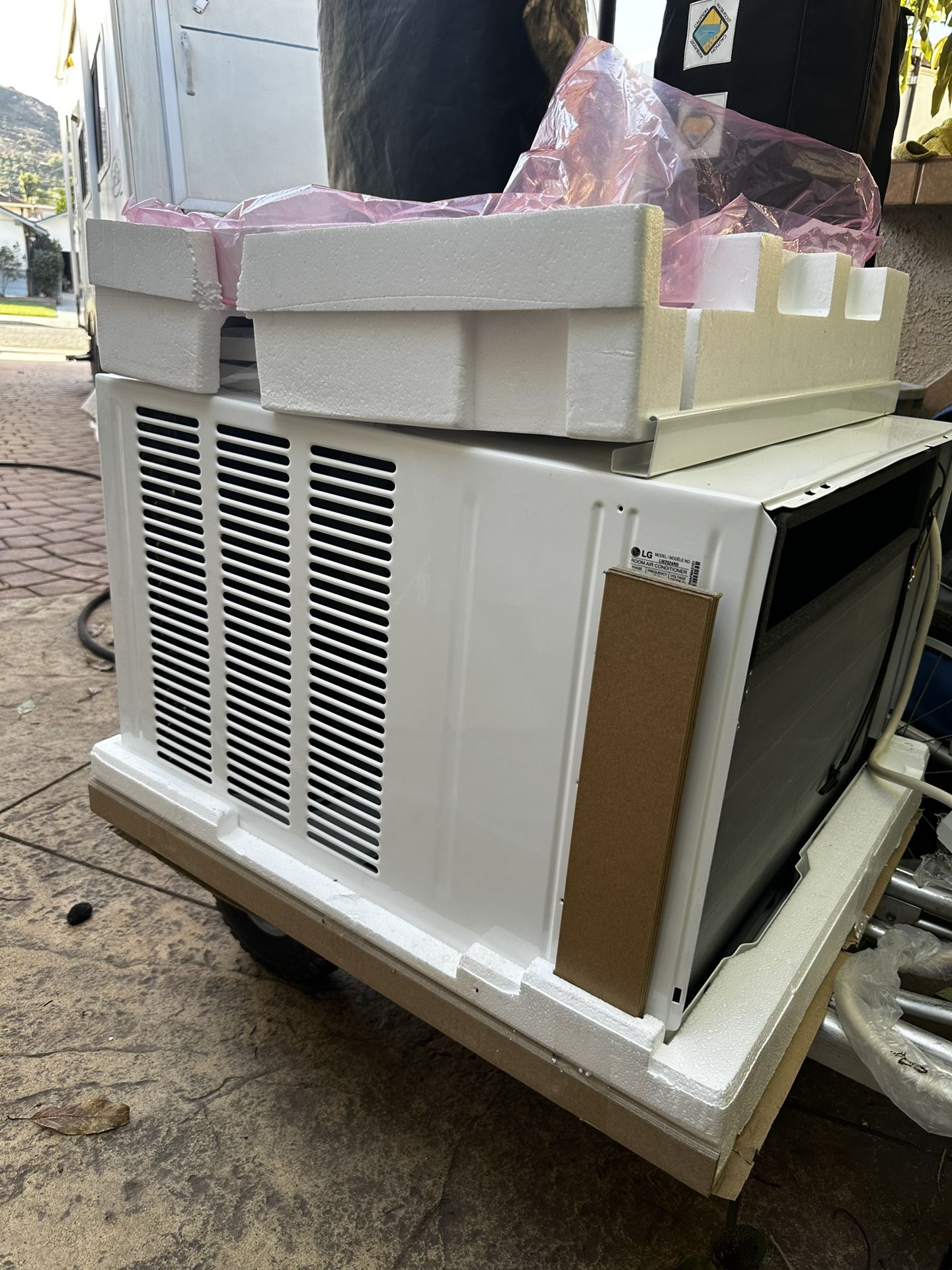 LG AIR CONDITIONER 24500 BTU