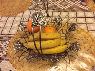 Metal fruit holder