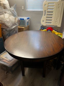 Round dining table