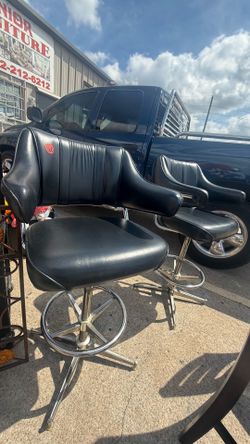 2 beautiful bars stools $60