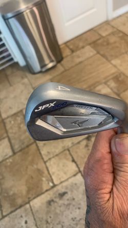 Mizuno JPX 900 (4 iron) in great condition r-flex nice golf pride grip