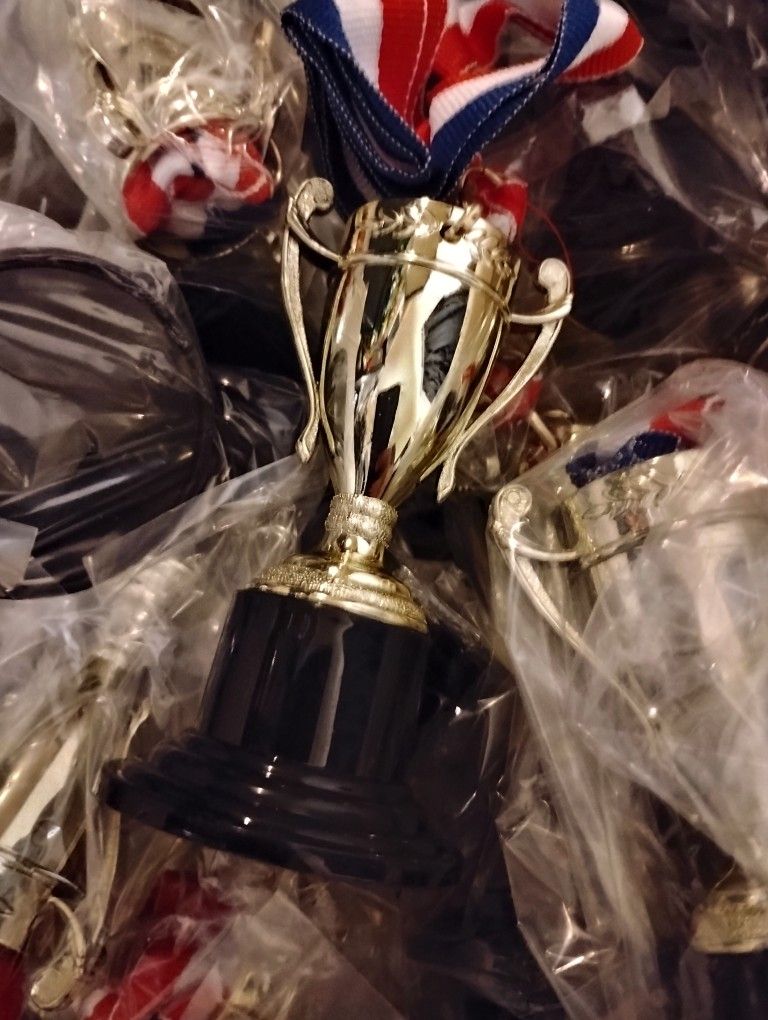 Plastic 3d Cup With Black Base And 22mm Ribbon Red/White/Blue lot of 48