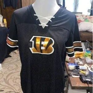 Woman’s Cincinnati Cincinnati Bengals V-Neck Lace Up Majestic Jersey XL