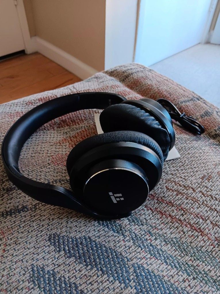 TAOTRONICS Bluetooth Headphones with charging cabie