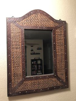 Wooden detail mirror