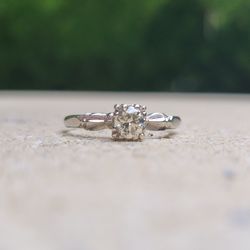 14K Gold 0.38 CT Diamond Ring (Jewelry Box Included)