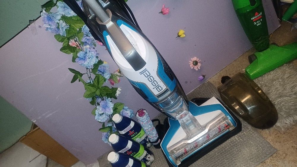 BISSELL VACCUMM/SHAMPOOER W/PRODUCTS