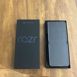 Moto Razr 2025 (Total By Verizon)