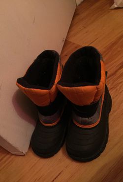 Boys or girls snow boots size 9