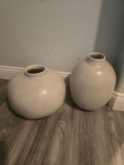 2 ceramic black and white.