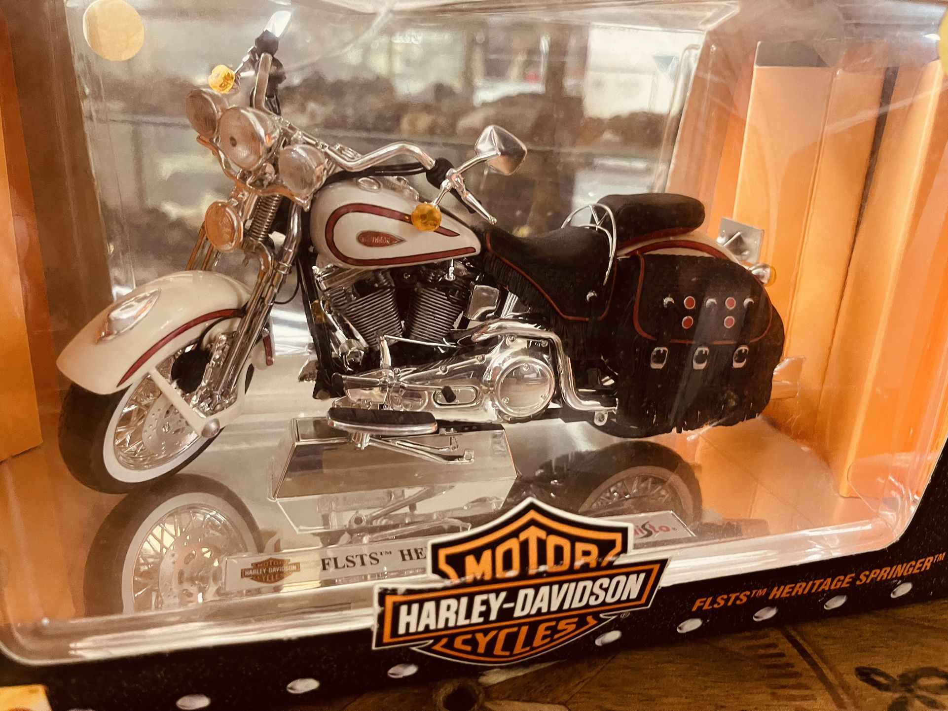 Harley Davidson Motorcycles FLSTS Heritage Springer, 1/10 Scale