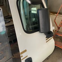Freightliner cascadia doors