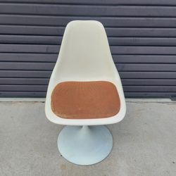 Vintage 1960'S Swivel Tulip Chair.