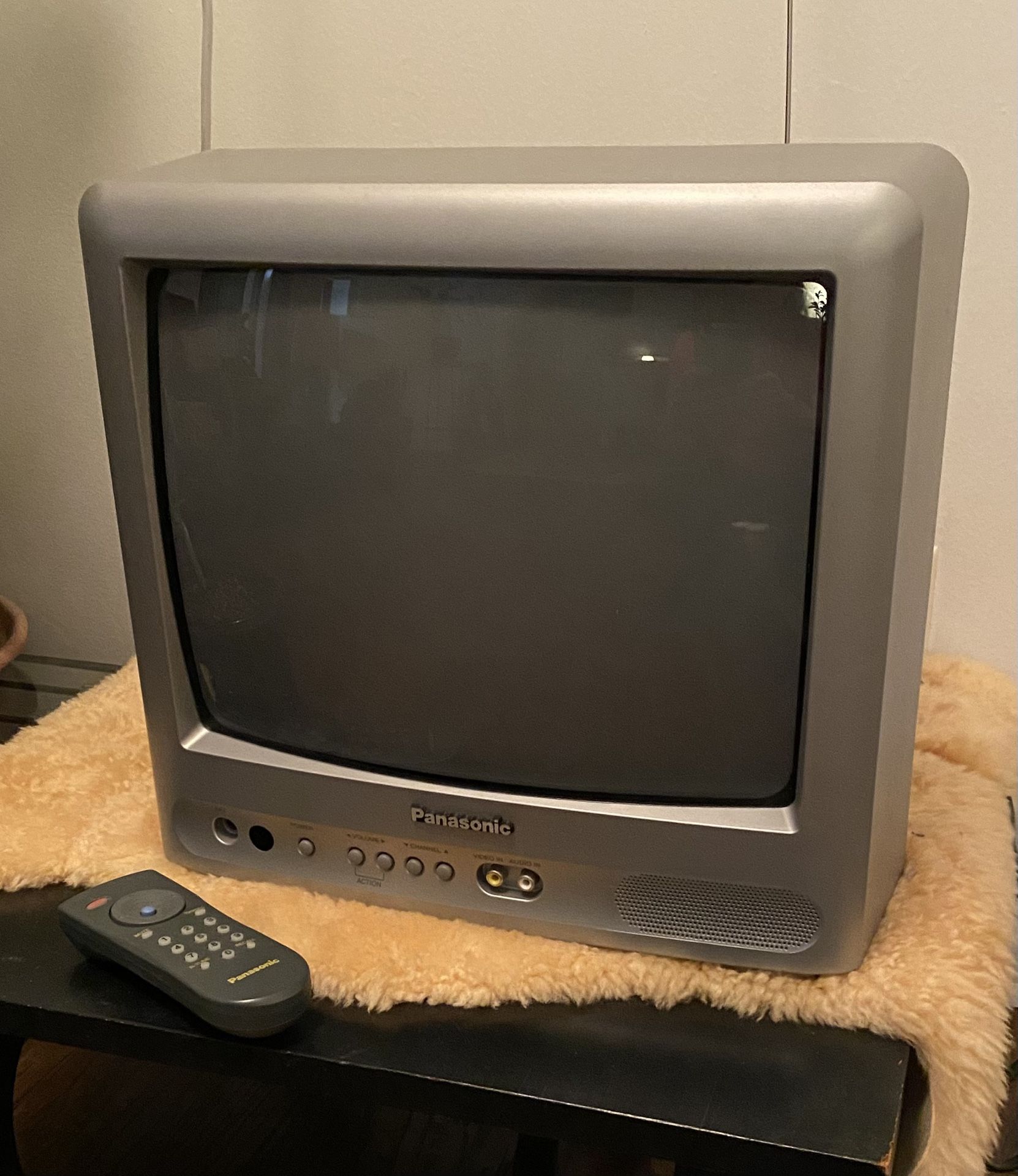 PANASONIC TELEVISION SET 2003 COLOR 13" MODEL CT-13R38SG WITH REMOTE