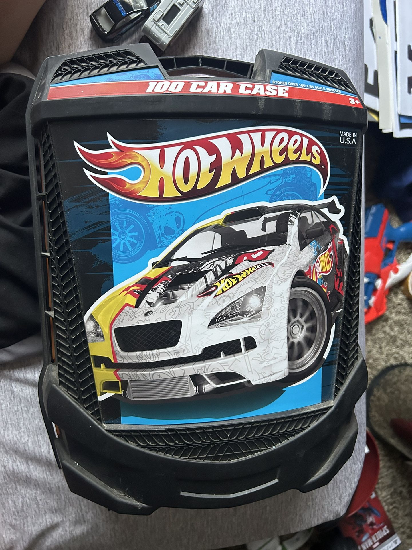 Give offer/Hot wheel container+32 cars
