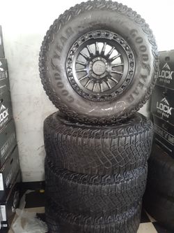 Bendo un set de Rines nuevos con llantas usados 31570R17 para Toyota Tacoma Chevy silverado
