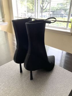 π Black Express Sock Boots- NEW 7.5