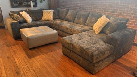 New 4 pc sectional sofa ,ottoman , pillows by Albany furniture