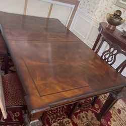 Beautiful Dinning Table With 6 Chairs And A Leaf 