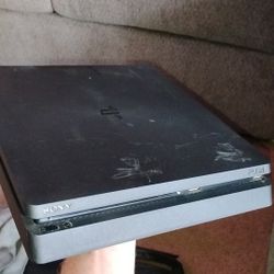 PS4 Slim 