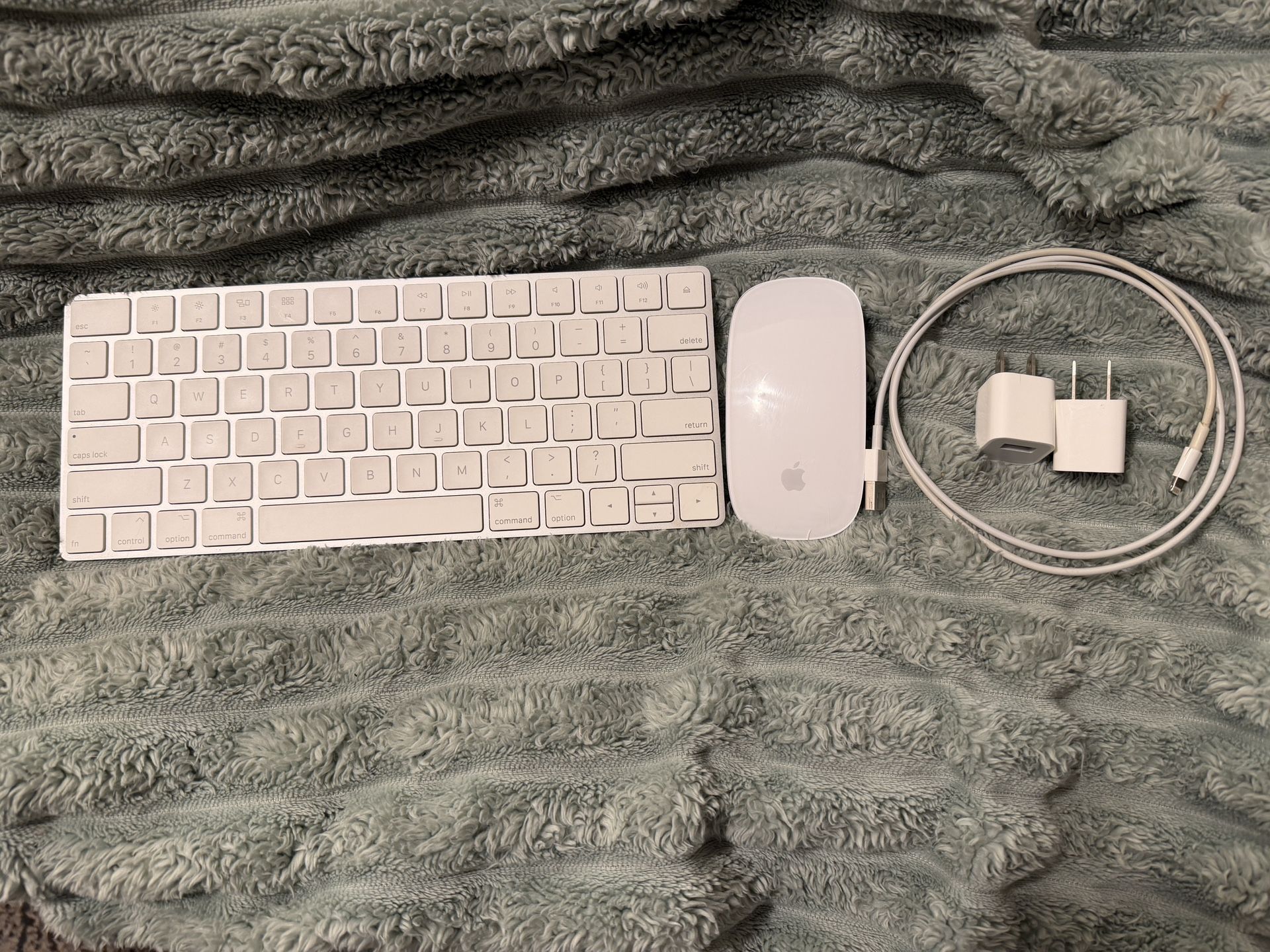 Apple Magic Keyboard and Magic Mouse Combo, White, Lightning, A1644/A1657