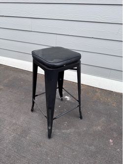 Black metal swivel seat counterstool