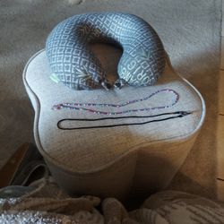 Neck , rest and two chains for your eyeglasses