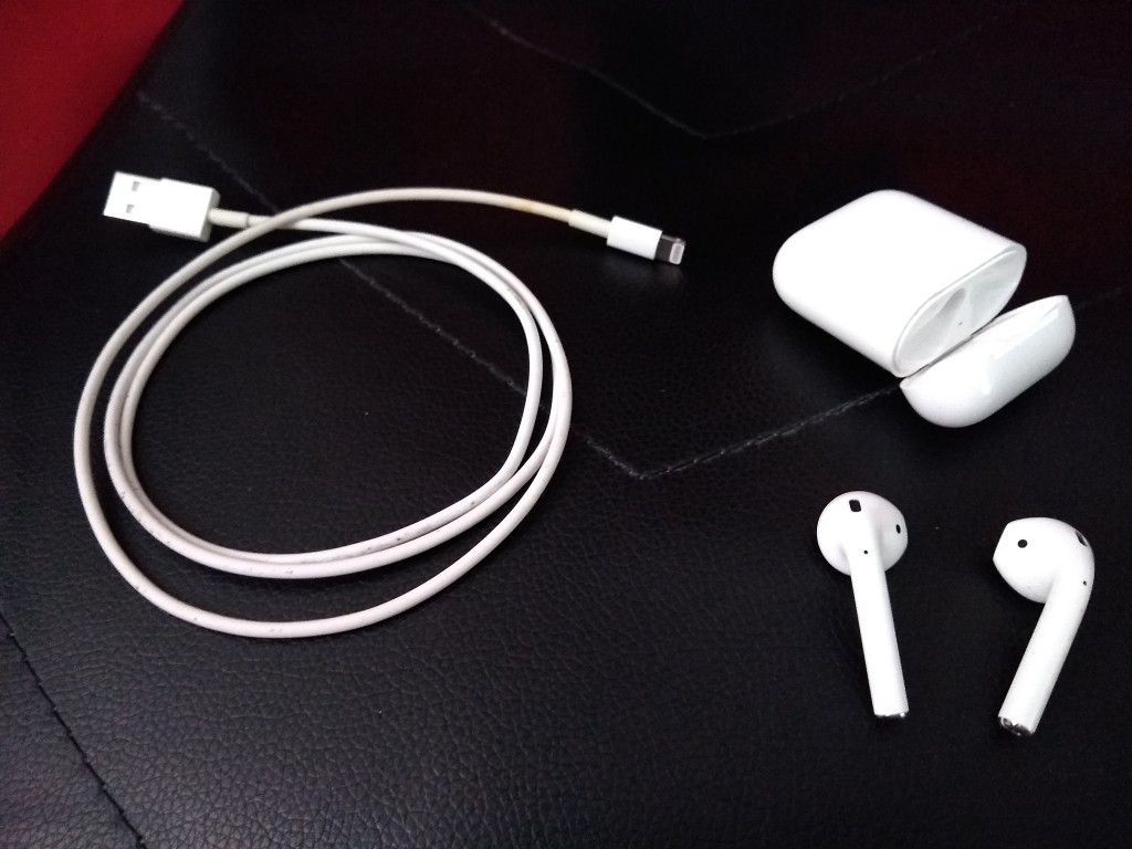 Apple AirPods (1st Generation)