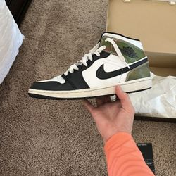 Jordan 1 Mid SE