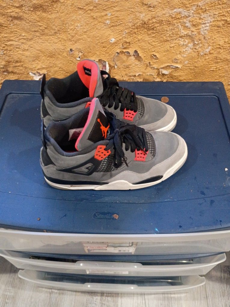 Jordan 4s  Size9