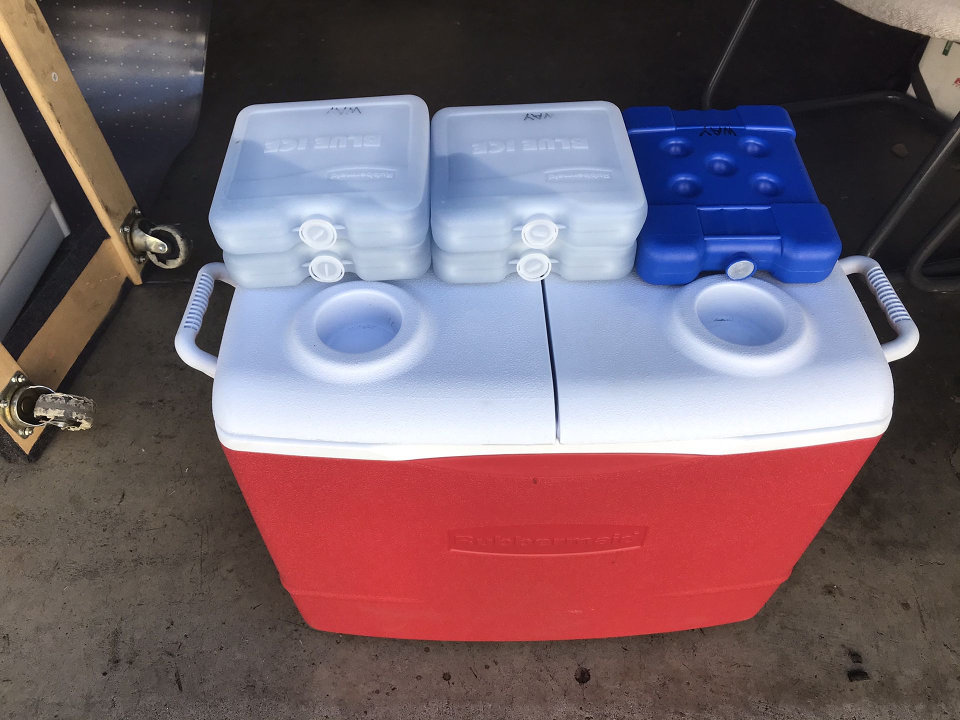 Cooler box and 5 ice packs