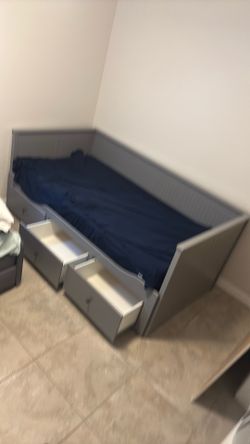 Twin day bed with mattress