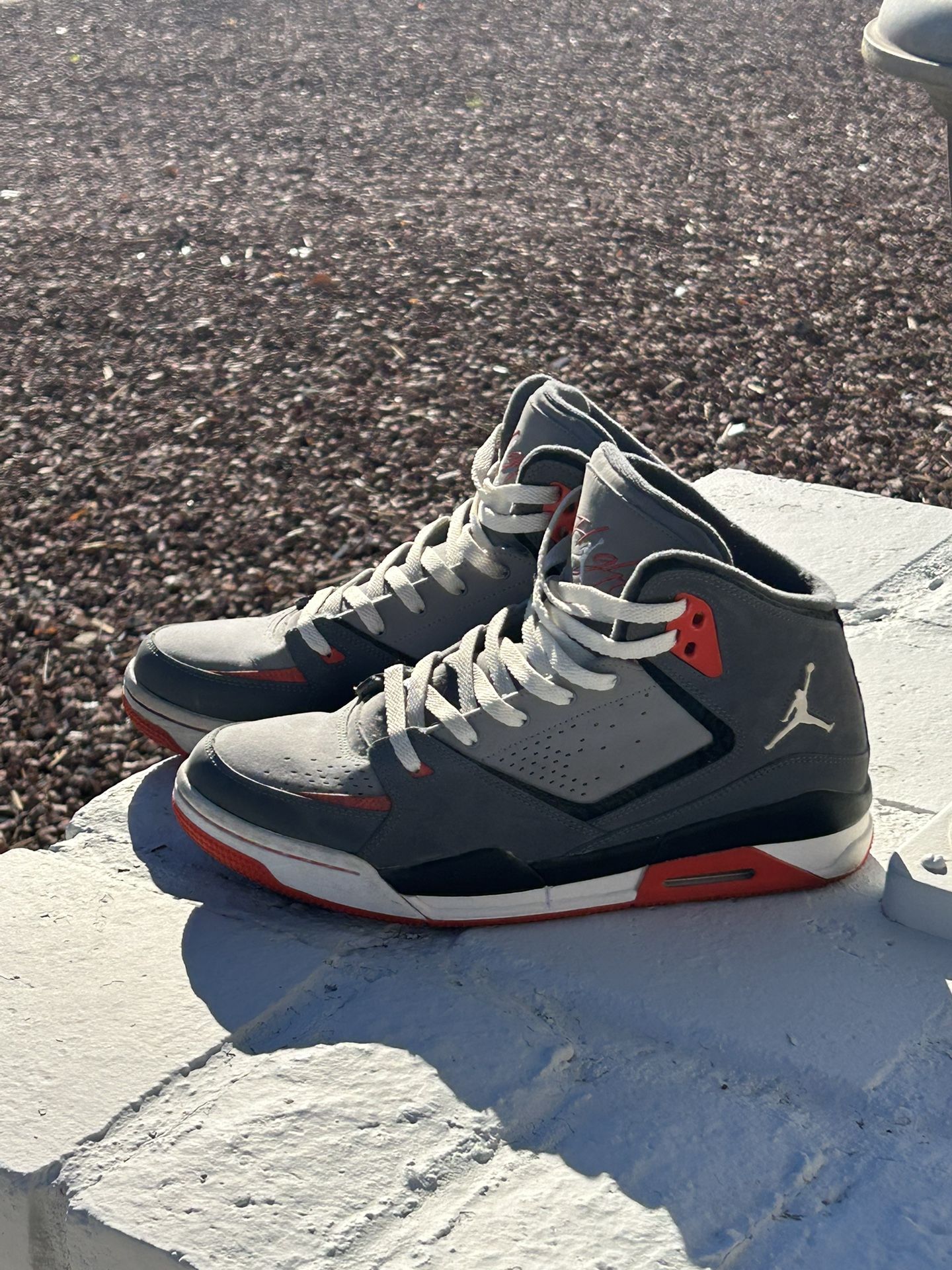 Jordan Sc-2 Graphite/orange/white. Size 11