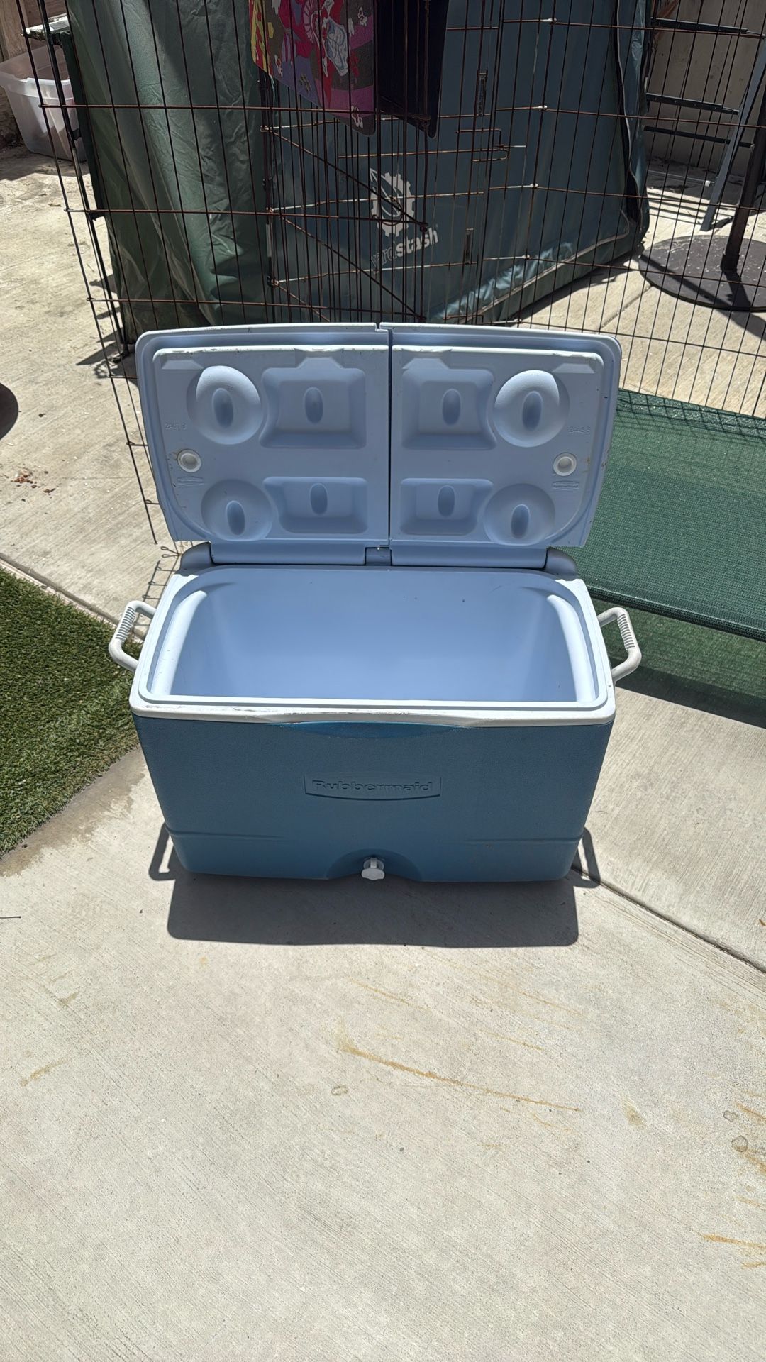 Rubbermaid cooler