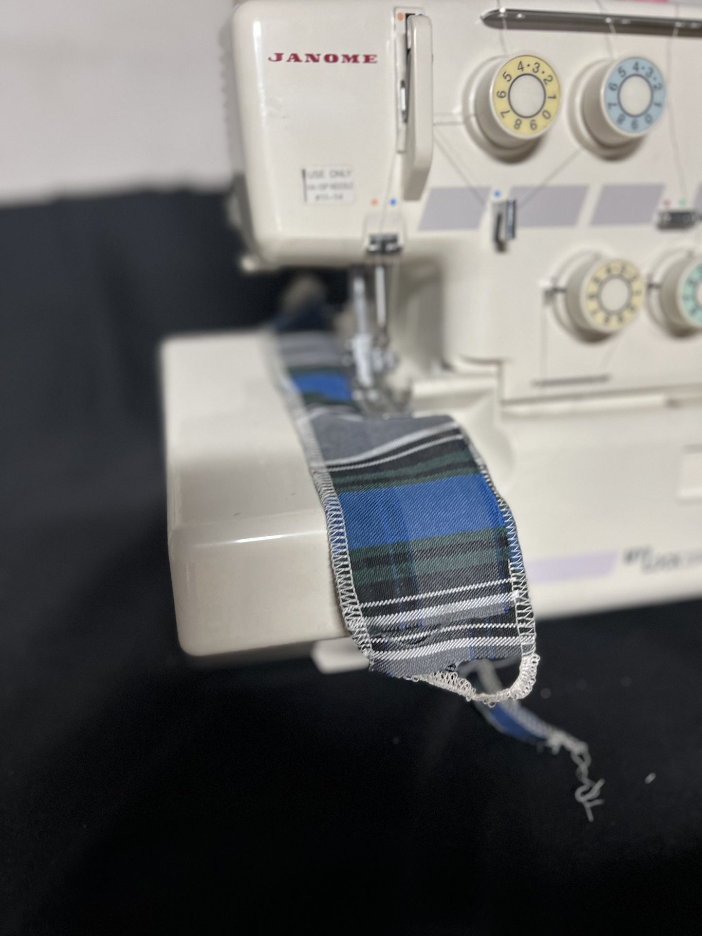 Serger Sewing Machine Janome 2040D