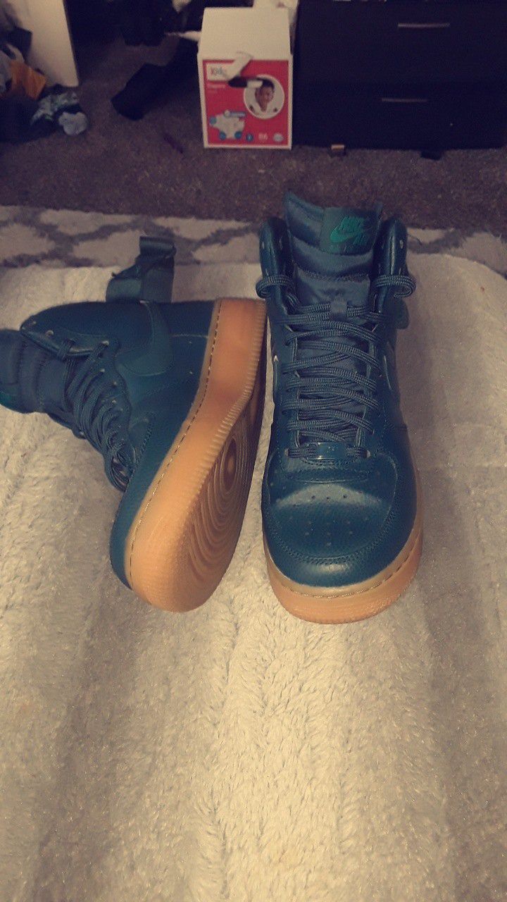 womans nike's with peanut butter bottom 💦💦