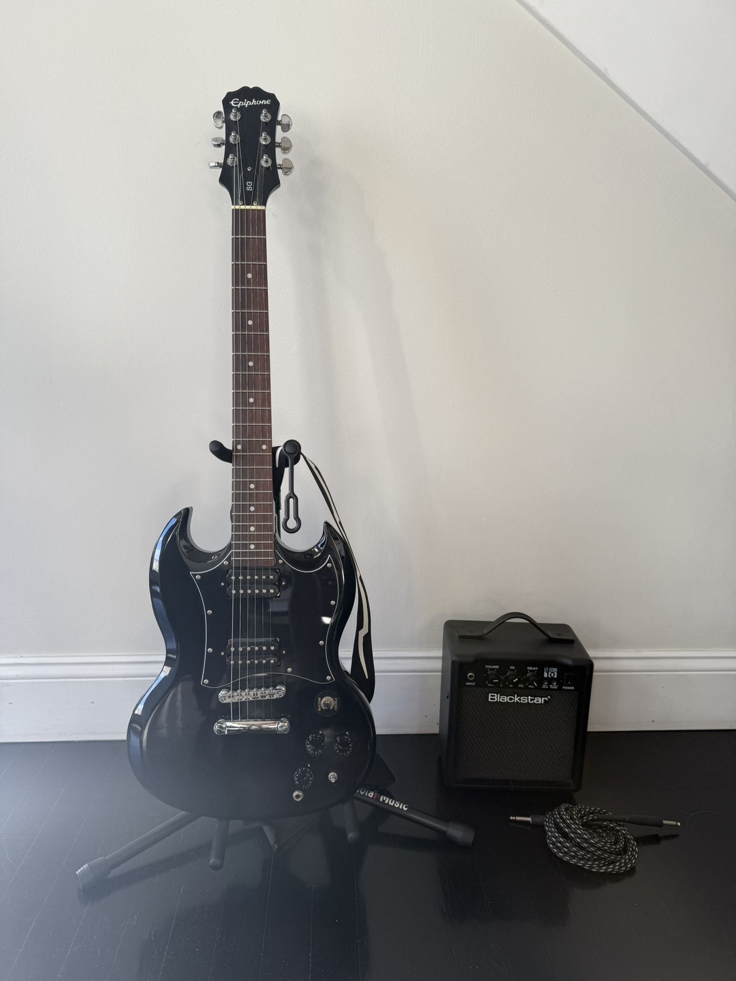 Epiphone Electronic Guitar w/ mini Amp & Cord