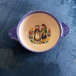 GORGEOUS Marked Henroit Quimper France 7" Dual Handle Bowl

This product is a stunning 7" dual handle bowl from Quimper, France.